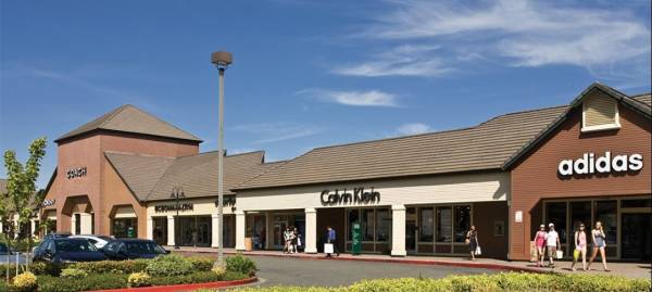 A Survival Guide to Holiday Shopping at the Vacaville Premium